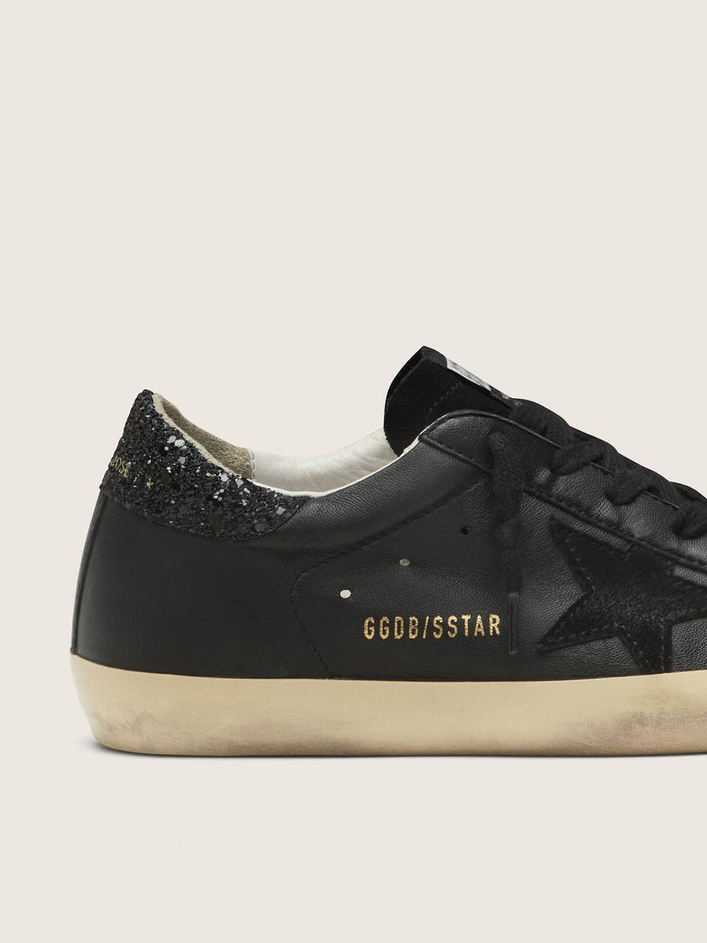 Super-Star en nappa noir avec étoile noire et contrefort pailleté