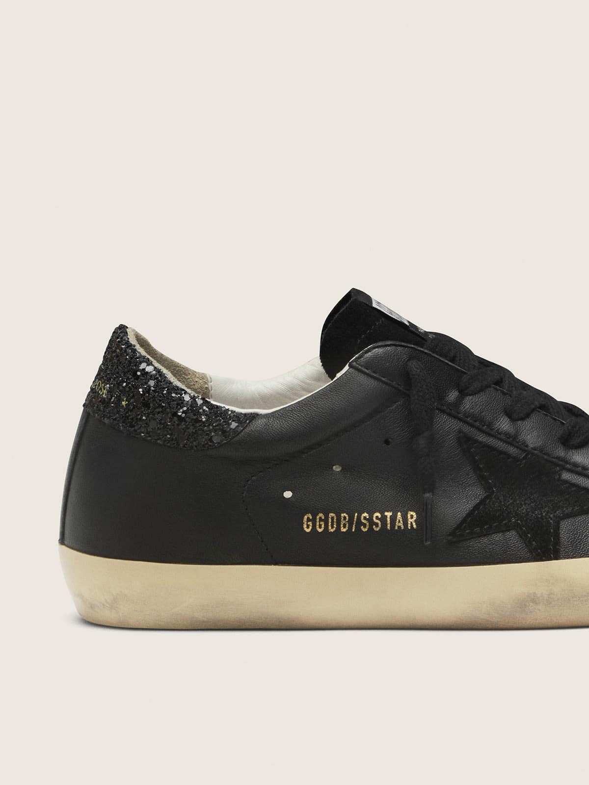 Super-Star en nappa noir avec étoile noire et contrefort pailleté